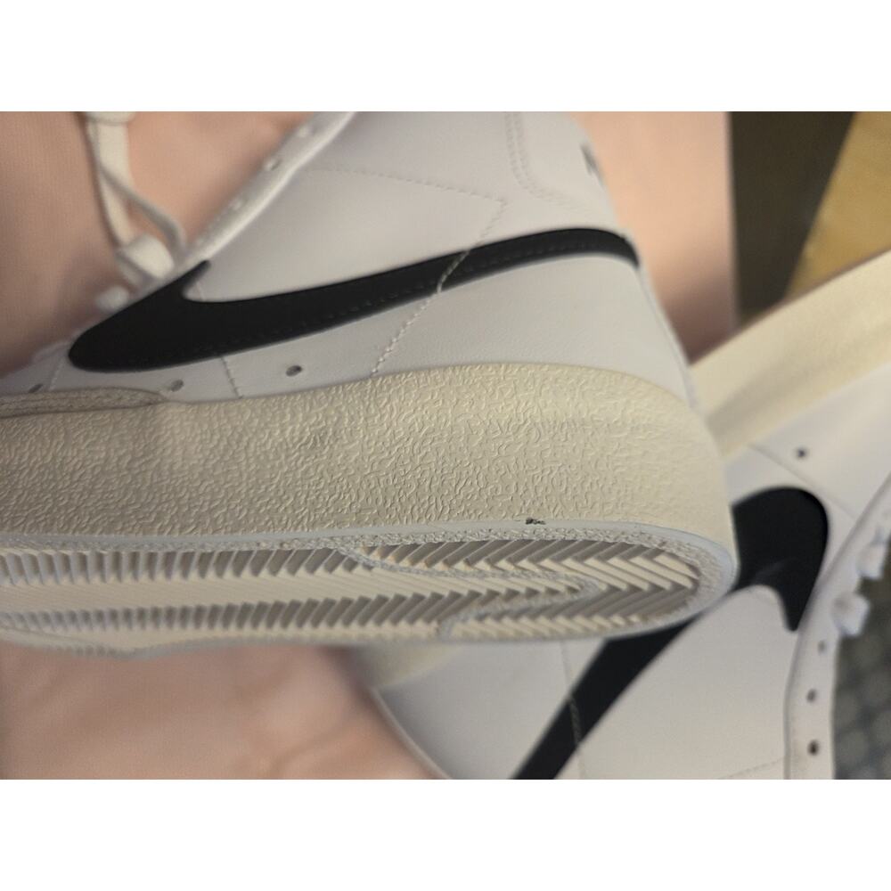 Nike  Women's  'Blazer Mid 77'  White and Black size 6 - Picture 10 of 11
